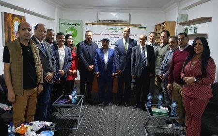 Distribución de las obras del pensador árabe Alí Al-Sharafá Al-Hammadí al exministro de Asuntos Exteriores de Libia y a varias figuras académicas libias