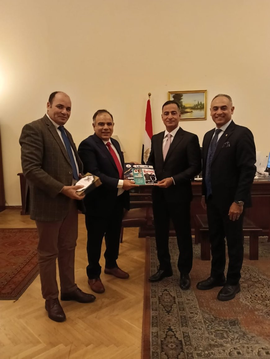 La delegación de la Fundación Mensaje de la Paz Global obsequia al embajador de Egipto en Rusia las ediciones árabe e internacional de la revista Al-Arab