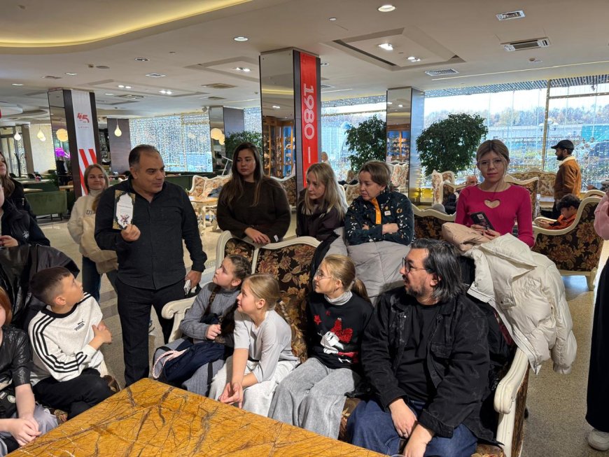 La delegación de la Fundación Mensaje de la Paz obsequia las publicaciones de Al-Shurafa Al-Hammadi a un profesor y sus alumnos en su residencia en Moscú