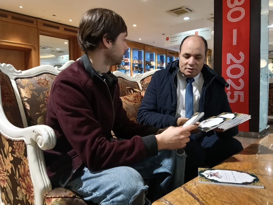 La delegación de la Fundación Mensaje de la Paz obsequia al director ruso Alyshenka Fargov las publicaciones de Ali Muhammad Al-Shurafa Al-Hammadi