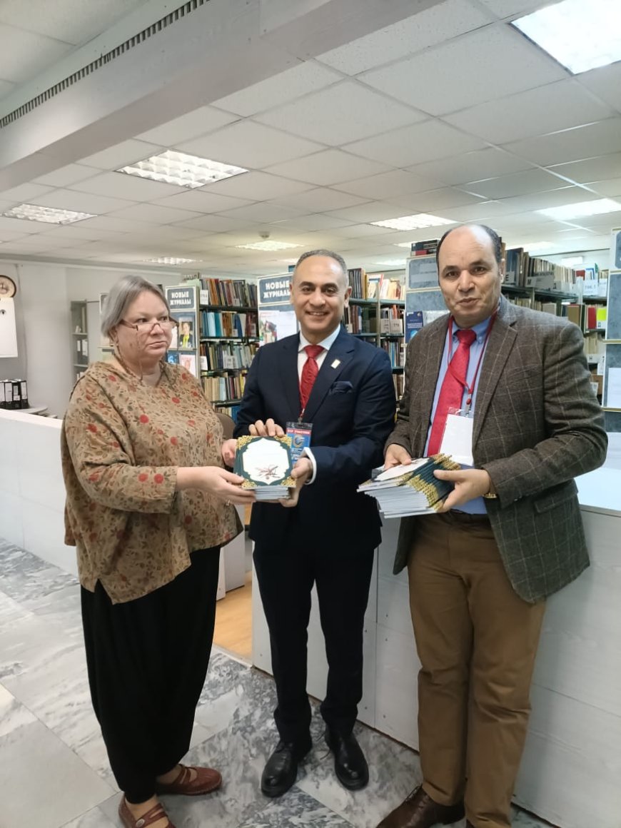 La delegación de la Fundación Mensaje de la Paz Global obsequia a la Biblioteca de la Universidad Federal de Moscú las publicaciones de Al-Shurafa Al-Hammadi