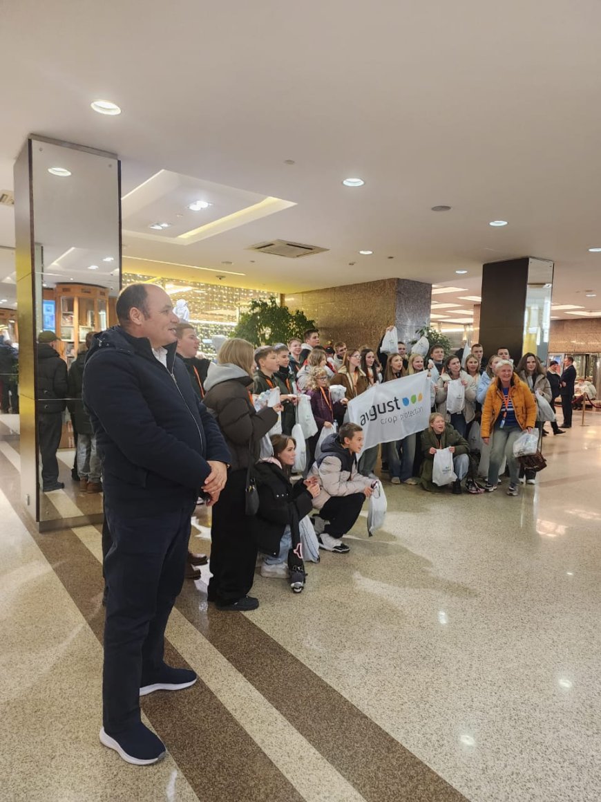 La delegación de “Mensaje de la Paz” concluye su visita a Moscú con un encuentro con un grupo de estudiantes y les obsequia obras de Al Sharif Ali Al Sharif Al Hammadi