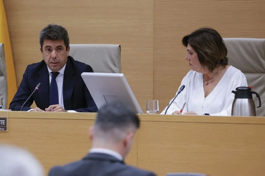 Mazón no contestó a la consejera porque podía tener el móvil en la mochila y culpa de las muertes a la falta de información
