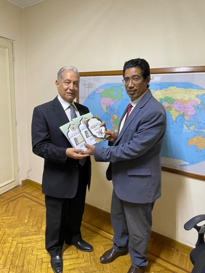 El Dr. Abu al-Fadl Al-Isnawi entrega al exviceministro de Asuntos Exteriores las obras del pensador árabe Ali Al-Sharafaa
