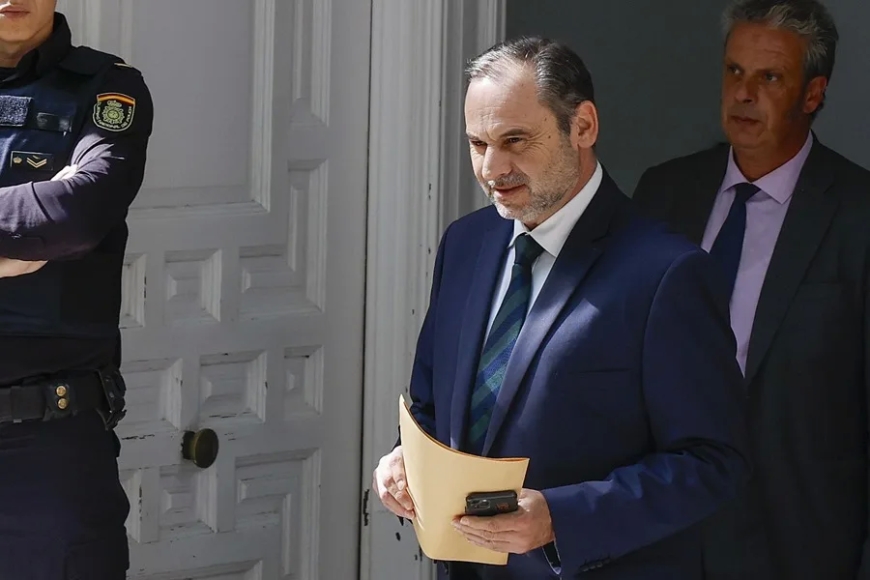 Ábalos dice haberse adaptado bien a la cárcel y avisa: «Sigo fuerte, no me van a callar»