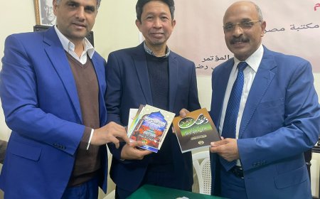 Donación de las obras del pensador Ali Al-Sharafaa a un profesor de la Universidad de Ciencias Islámicas de Malasia