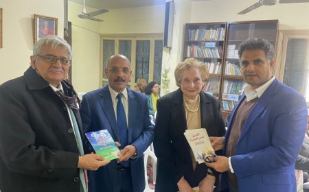 La Fundación “Mensaje de Paz” dona las obras del pensador árabe Ali Al-Sharafaa a la doctora Najia Al-Musallami