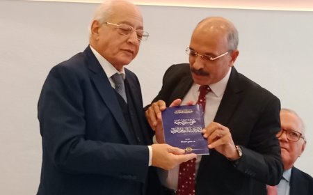 El Dr. Abdel-Radi Radwan dona las obras del pensador árabe Ali Al-Sharafaa al Dr. Ali Al-Din Hilal, exministro de Juventud