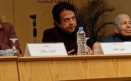 El Dr. Hassan Hamad participa en actividades culturales e intelectuales en la Biblioteca de Alejandría y dona las obras del pensador Ali Mohammed Al-Sharafaa a destacadas figuras de la cultura egipcia