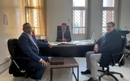 La delegación de la Fundación Mensaje de Paz celebra una sesión de trabajo con el secretario general de la Universidad Zitouna