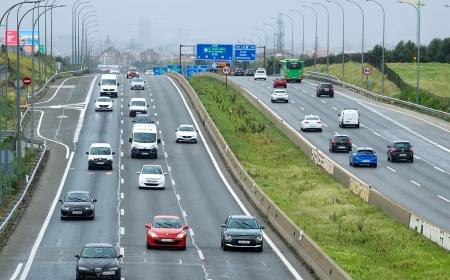 Las carreteras registran tráfico lento en las salidas de Madrid y Barcelona