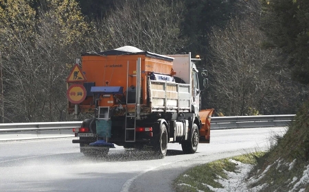 Catorce carreteras afectadas por el hielo y la nieve, ocho de ellas cortadas