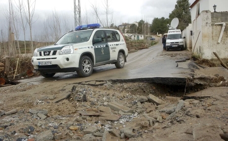 Las fuertes lluvias provocan retenciones y el corte de diez carreteras secundarias