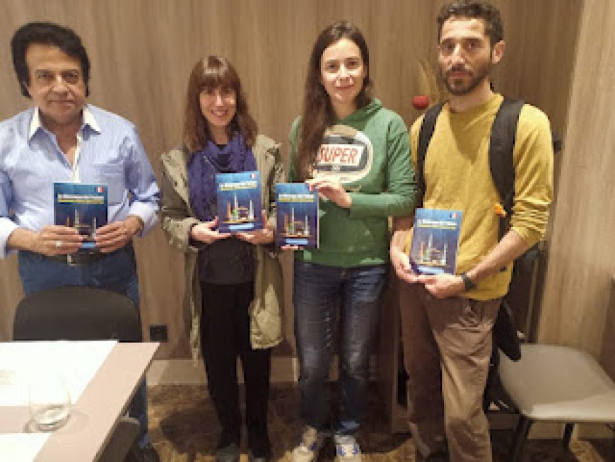 Distribución de las obras del pensador Ali Al-Sharfa en un congreso internacional en Riad y por parte de los participantes