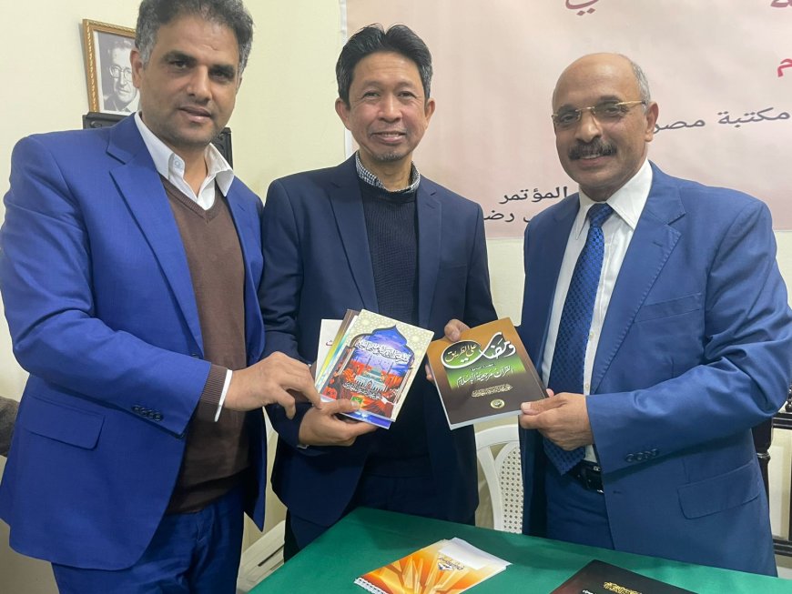 Donación de las obras del pensador Ali Al-Sharafaa a un profesor de la Universidad de Ciencias Islámicas de Malasia