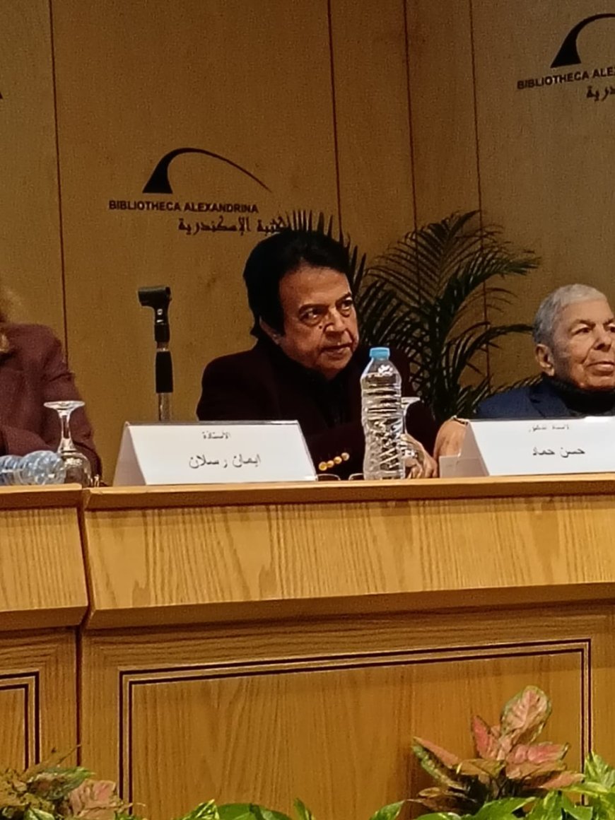 El Dr. Hassan Hamad participa en actividades culturales e intelectuales en la Biblioteca de Alejandría y dona las obras del pensador Ali Mohammed Al-Sharafaa a destacadas figuras de la cultura egipcia