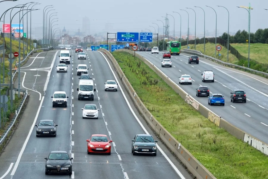 Las carreteras registran tráfico lento en las salidas de Madrid y Barcelona