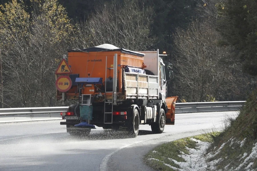 Catorce carreteras afectadas por el hielo y la nieve, ocho de ellas cortadas