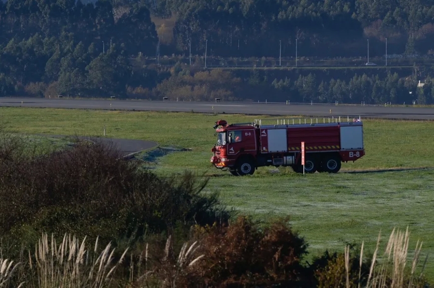 Reabre el aeropuerto de A Coruña tras cerrar temporalmente por la presencia de un jabalí en la pista
