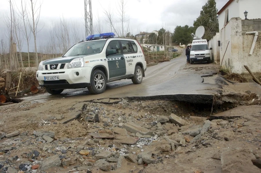 Las fuertes lluvias provocan retenciones y el corte de diez carreteras secundarias