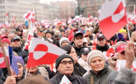 Miles de personas recorren Copenhague al grito de «Groenlandia no está en venta»