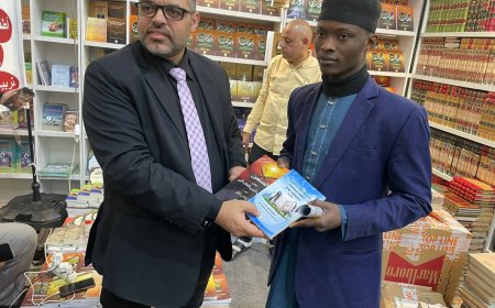 Una delegación de estudiantes nigerianos visita el pabellón de Mensaje de Paz en la Feria del Libro