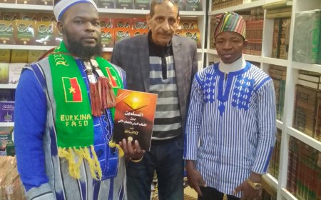 Una delegación de Burkina Faso visita el pabellón de la Fundación Mensaje de Paz y elogia el pensamiento de Al-Sharafaa Al-Hammadi