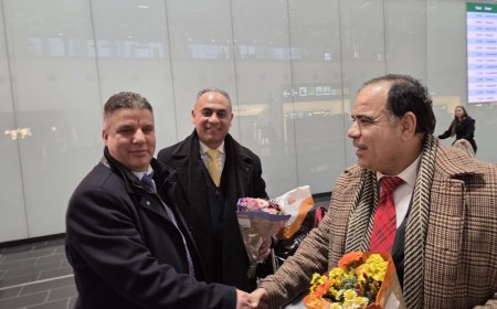 Recepción con flores a la delegación de la Fundación Mensaje de Paz a su llegada a Viena