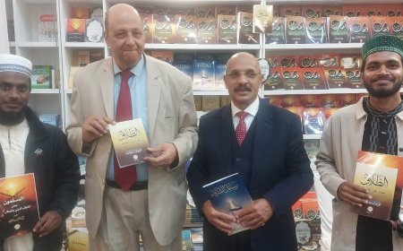 Delegación estudiantil de Bangladesh visita el pabellón de la Fundación “Mensaje de Paz” en la Feria Internacional del Libro de El Cairo