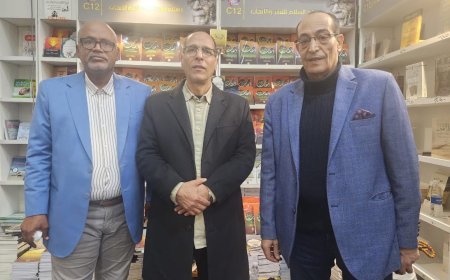 El periodista mauritano Hai Moawiya visita el pabellón de la Fundación "Mensaje de Paz" en la Feria Internacional del Libro de El Cairo