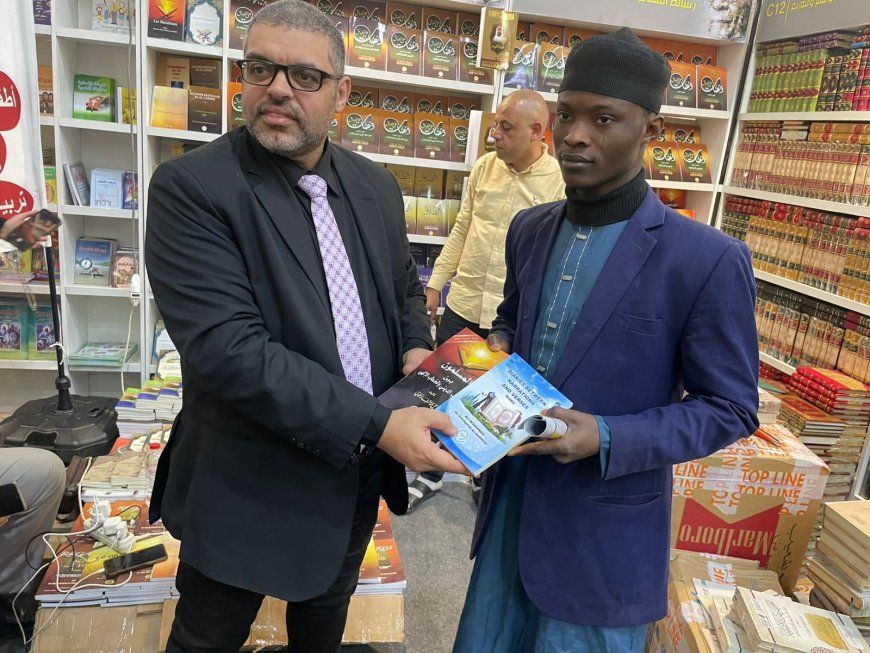 Una delegación de estudiantes nigerianos visita el pabellón de Mensaje de Paz en la Feria del Libro