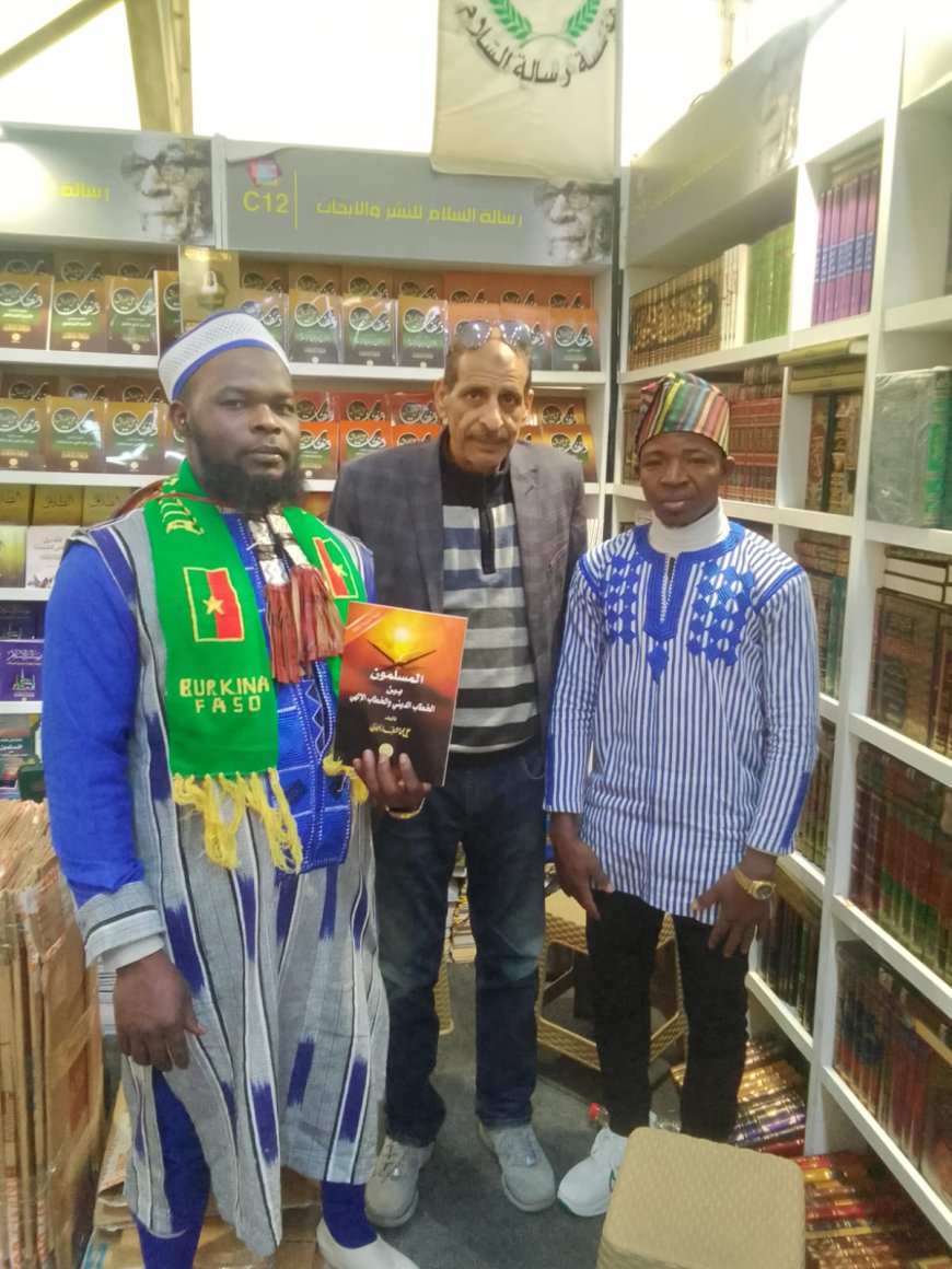 Una delegación de Burkina Faso visita el pabellón de la Fundación Mensaje de Paz y elogia el pensamiento de Al-Sharafaa Al-Hammadi