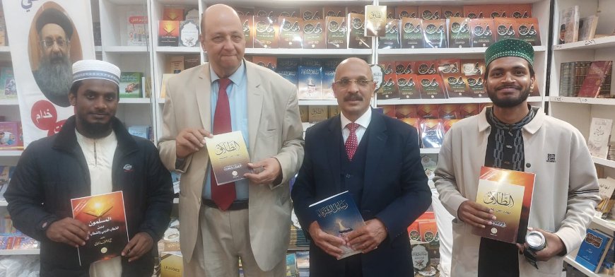 Delegación estudiantil de Bangladesh visita el pabellón de la Fundación “Mensaje de Paz” en la Feria Internacional del Libro de El Cairo