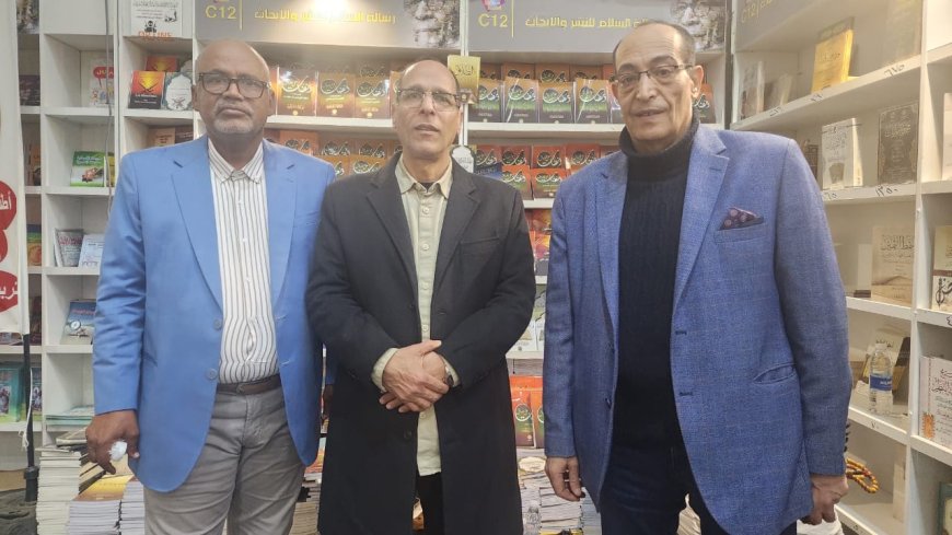 El periodista mauritano Hai Moawiya visita el pabellón de la Fundación "Mensaje de Paz" en la Feria Internacional del Libro de El Cairo