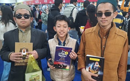 En imágenes: Una delegación de estudiantes tailandeses de Al-Azhar visita el pabellón del Centro Árabe en la Feria del Libro y recibe copias de las obras de Al-Shurafa Al-Hammadi