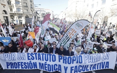 Miles de médicos piden la dimisión de la ministra de Sanidad y avisan de semanas de huelgas