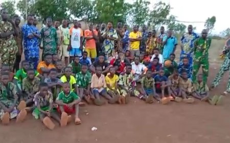 En video y fotos: Una lección en un campo deportivo en Benín para explicar el artículo del pensador Ali Al-Shurafa