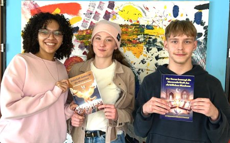 Distribución de los libros del pensador Ali Al-Shorafa entre los jóvenes universitarios de Austria