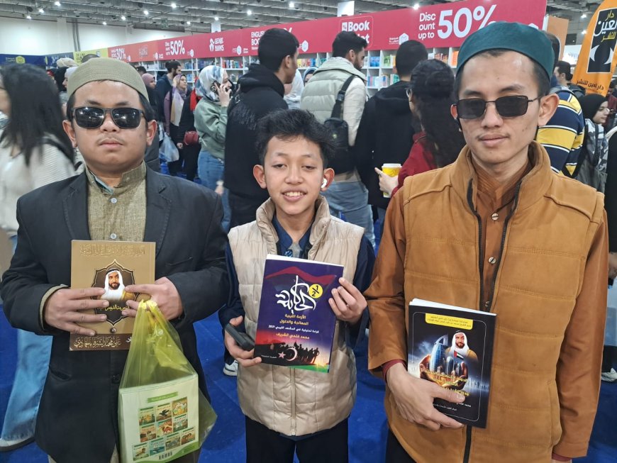 En imágenes: Una delegación de estudiantes tailandeses de Al-Azhar visita el pabellón del Centro Árabe en la Feria del Libro y recibe copias de las obras de Al-Shurafa Al-Hammadi