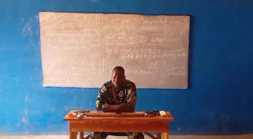 Título: Lección educativa en el Centro Daoud - Benín: Explicación del artículo del Prof. Ali Al-Shurafa: "La reflexión sobre el Corán es una obligación individual"