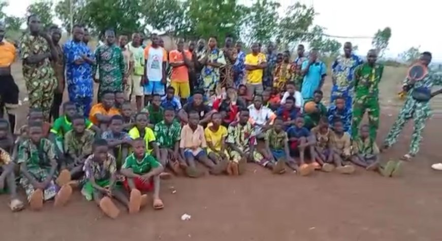 En video y fotos: Una lección en un campo deportivo en Benín para explicar el artículo del pensador Ali Al-Shurafa