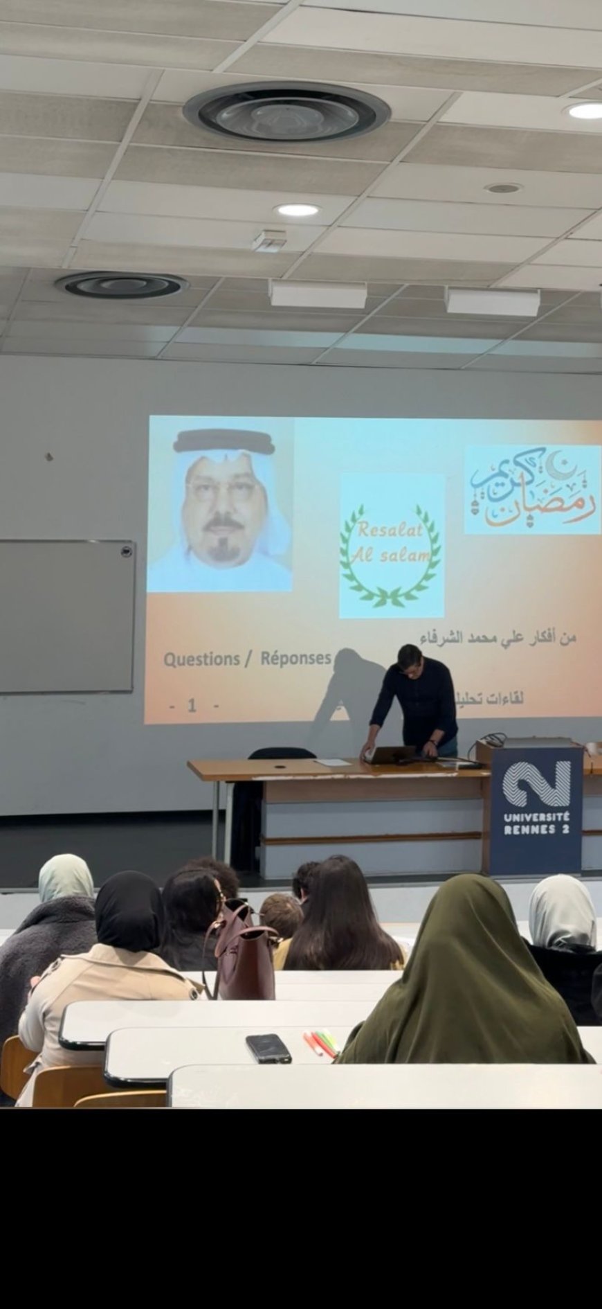 Dr. Shukri Al-Mimouni organiza un encuentro para estudiantes de la Universidad de Rennes sobre las visiones del pensador Ali Al-Shurafa vinculadas al Ramadán