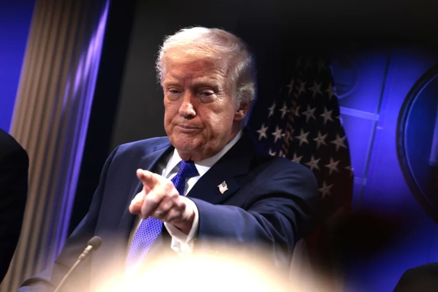 Trump firma una orden para imponer un nuevo arancel global del 10% tras el bloqueo del Supremo