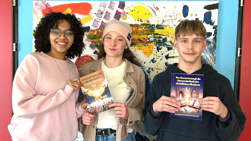 Distribución de los libros del pensador Ali Al-Shorafa entre los jóvenes universitarios de Austria