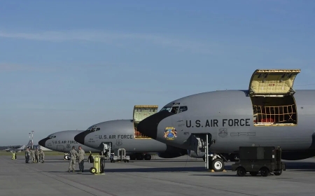Al menos tres aviones cisterna estadounidenses han abandonado este lunes la base de Rota