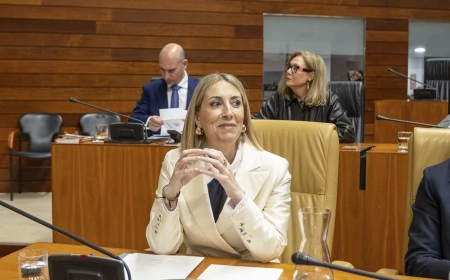 María Guardiola no logra la investidura tras el no de Vox, que sigue con la mano tendida