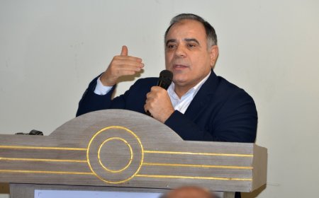 Con palabras conmovedoras y un poema que hizo llorar a los presentes: El periodista Magdy Tantawy presenta el pensamiento de "Al-Shorafa Al-Hammadi" en el Iftar del Centro Árab y la Biblioteca Digital