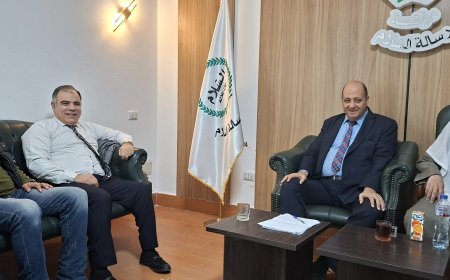 Mohamed Sweidat, director de la oficina de la Fundación "Mensaje de Paz" en Arabia Saudita, visita la sede de la fundación en El Cairo