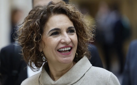 María Jesús Montero se despide de sus compañeros en Moncloa ante las elecciones andaluzas