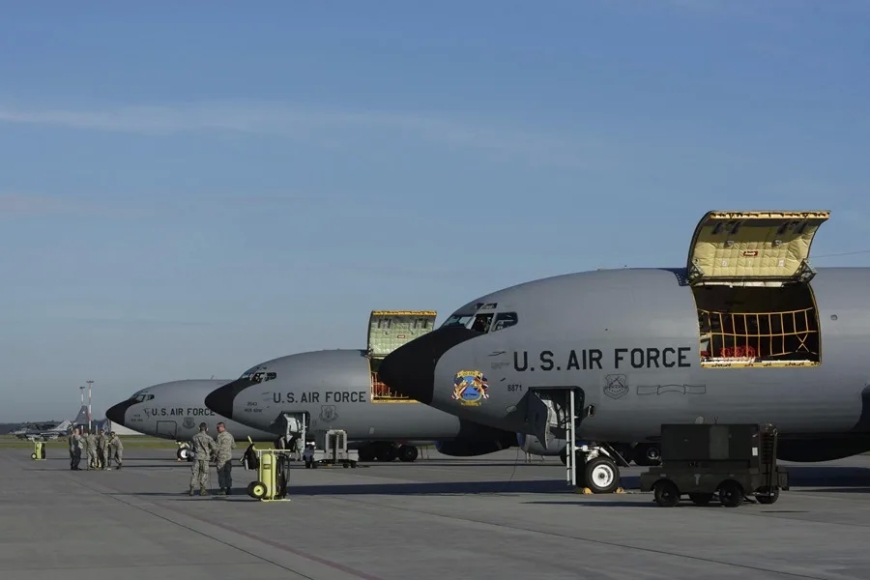 Al menos tres aviones cisterna estadounidenses han abandonado este lunes la base de Rota
